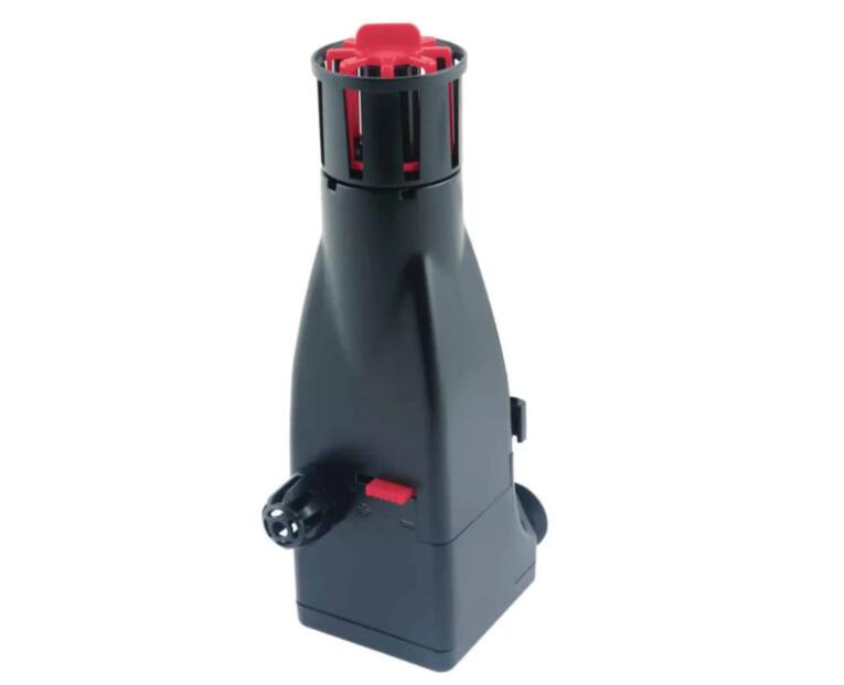 Skimmer Fluval SK400 a funcionar num aquário de água doce, com boia ajustável e fixação por ventosa, ideal para manter a superfície limpa e sem gorduras.