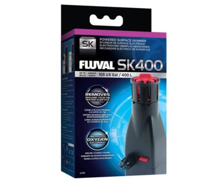 Skimmer de Superfície Fluval SK400 instalado no aquário para remoção de resíduos flutuantes