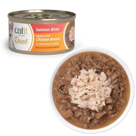 Catit Cuisine Duet Bocadinhos de Salmão com Frango em Caldo Natural 75g é uma comida húmida premium para gatos, elaborada com ingredientes naturais e de elevada qualidade.