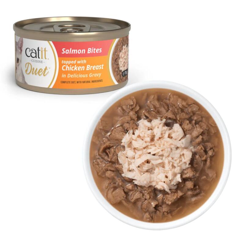 Catit Cuisine Duet Bocadinhos de Salmão com Frango em Caldo Natural 75g é uma comida húmida premium para gatos, elaborada com ingredientes naturais e de elevada qualidade.