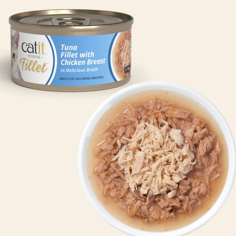 O Catit Cuisine Fillet Atum com Frango em caldo 75 gr em caldo é uma deliciosa recompensa natural,