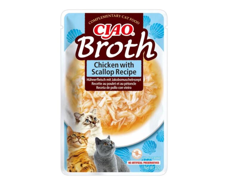 Gato a saborear Ciao Broth Churu – Sopa de Frango e Vieira para Gatos
