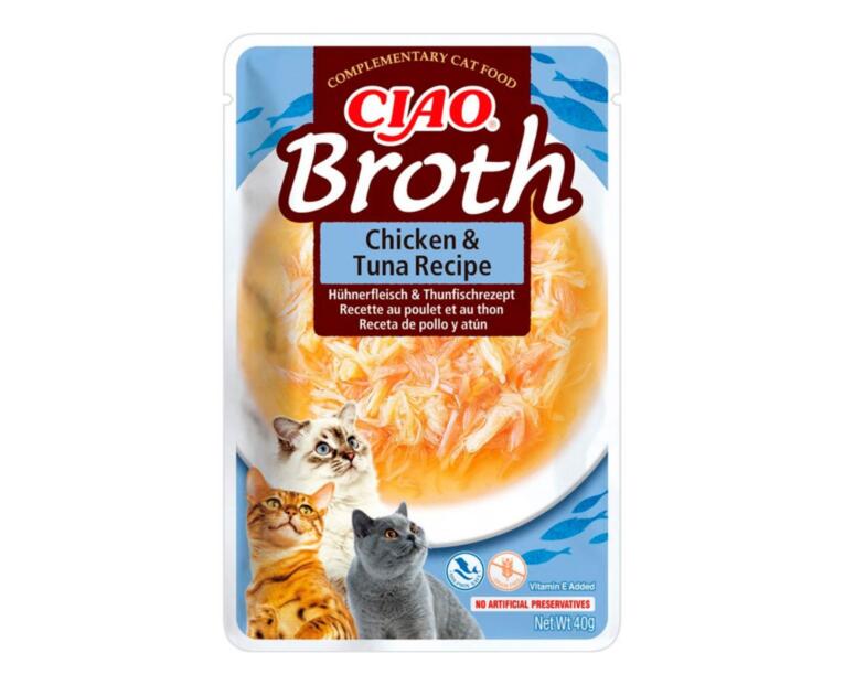Gato a saborear Sopa de Frango e Atum Ciao Broth Churu