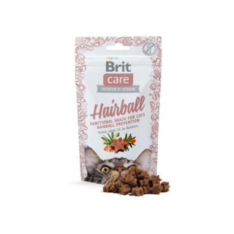 Gato a comer snack Brit Care Cat Snack Hairball para eliminar pelos.